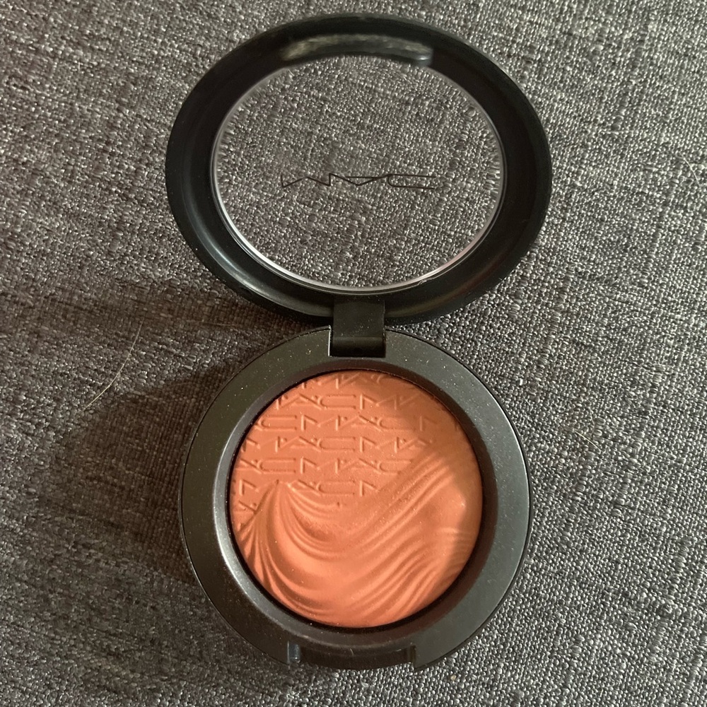 MAC Extra Dimension Blush in Pleasure Model